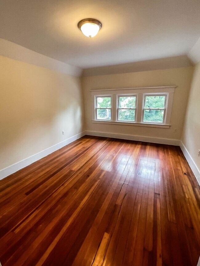 Building Photo - 252 Goffe Terrace