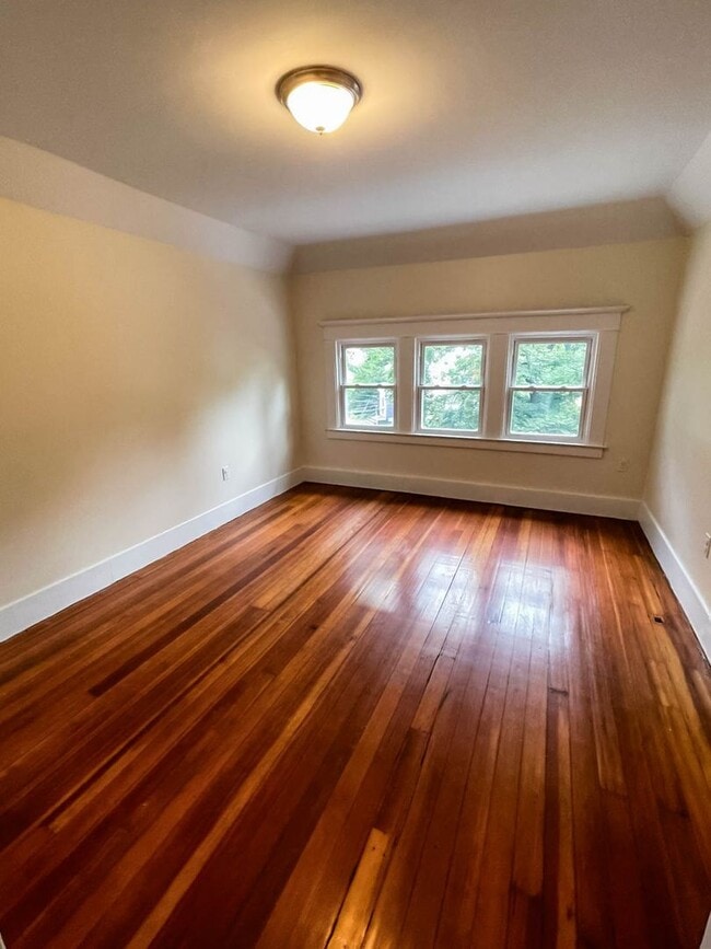 Building Photo - Beaver Hills 3-Bedroom w/ Landry and Off-Street Parking