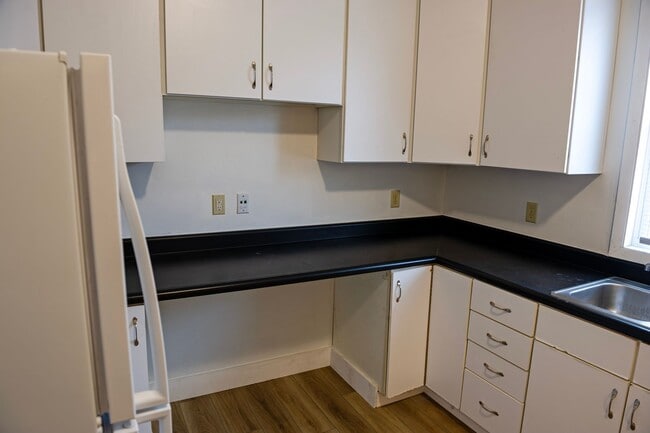 Building Photo - 1223 W 11th St