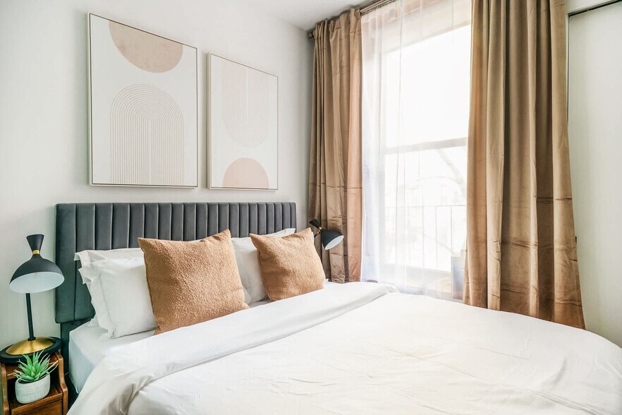 Building Photo - 317 E 78th St