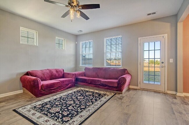 Building Photo - 838 Redbud Ln