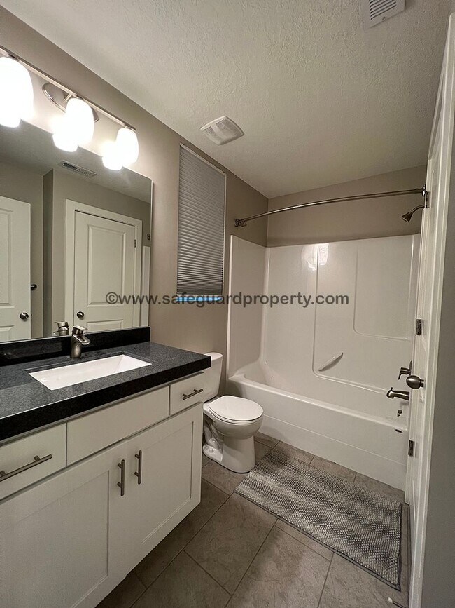 Building Photo - Stunning Townhome in Draper Creekside Comm...