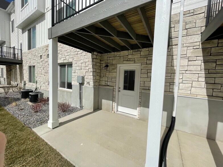 Rear - 951 W Shadow Brook Ln