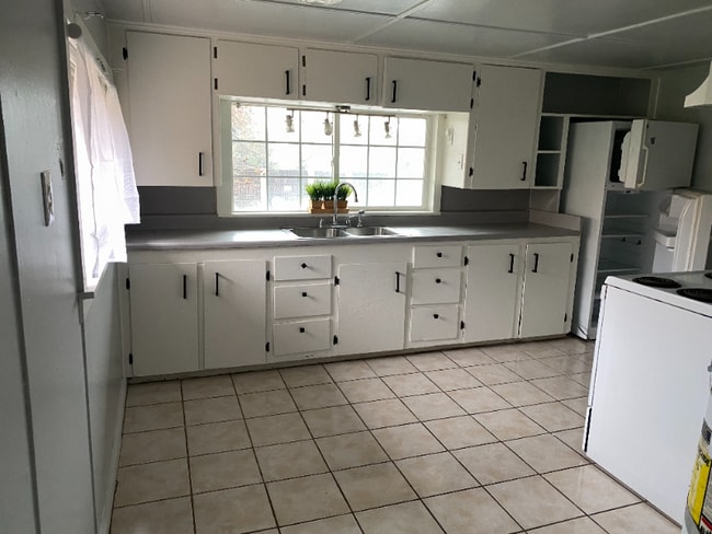 Building Photo - 1129 Magnolia Ave