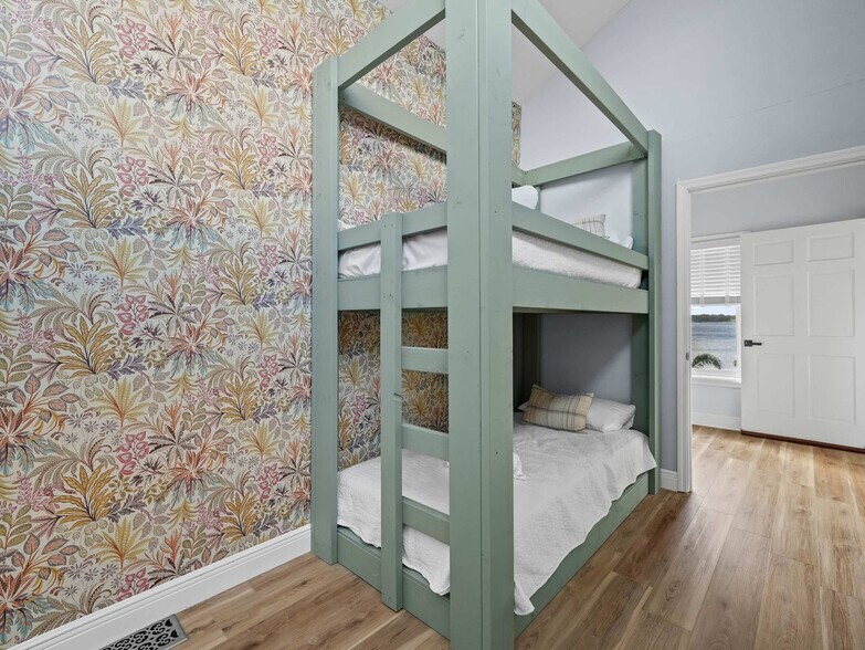 Building Photo - 4211 Lakeview Dr