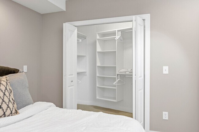 Building Photo - Lease Unfurnished $1900