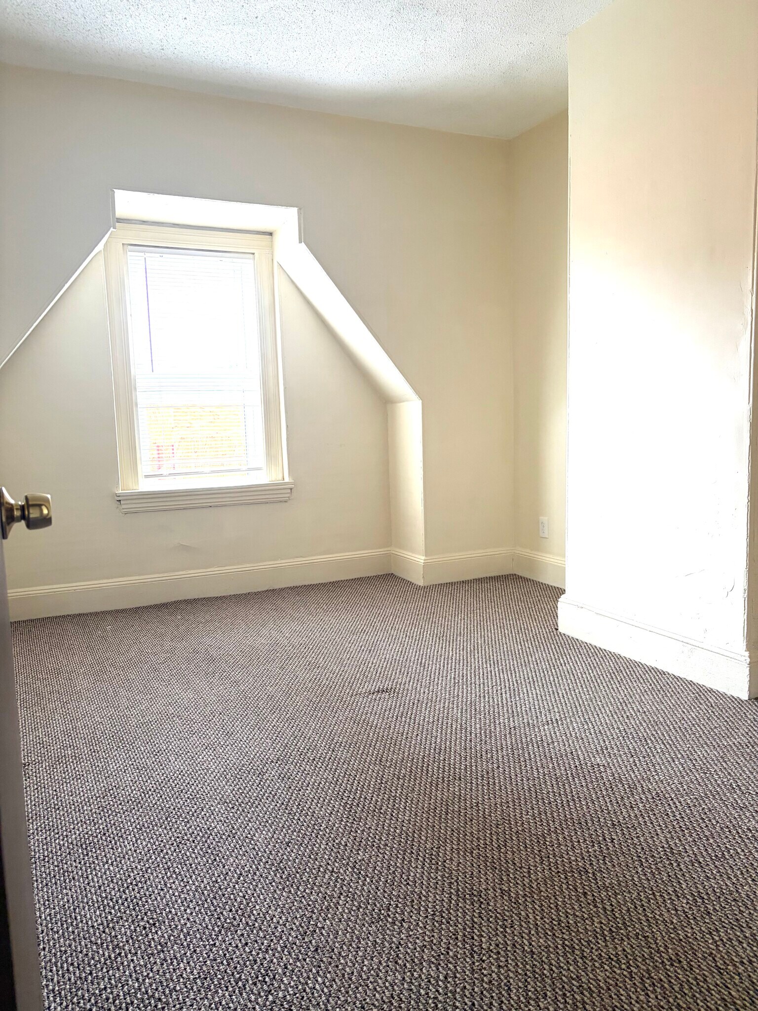 Building Photo - 22 Blaine St