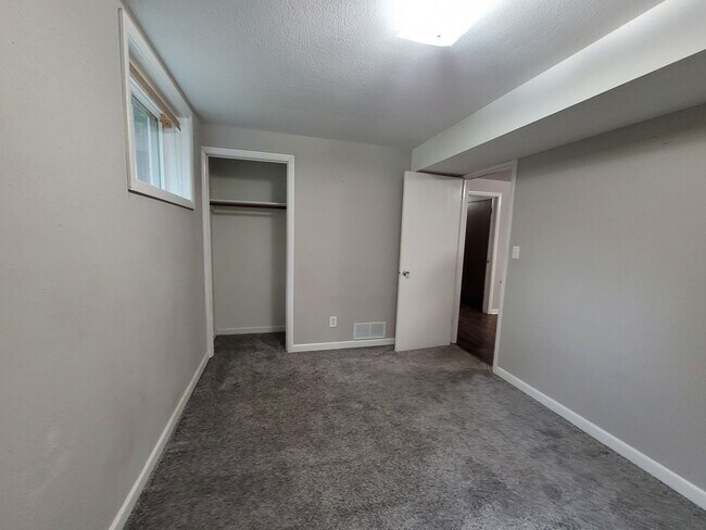 Building Photo - Coralville 4 bedroom 2.5 bath, 2 stall attached garage, fenced yard!