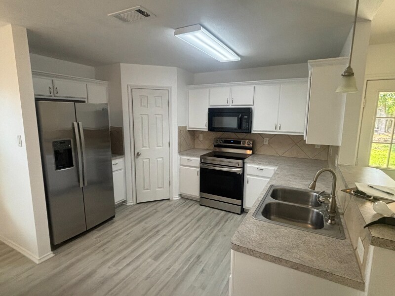 Building Photo - 1121 Dixon Cir