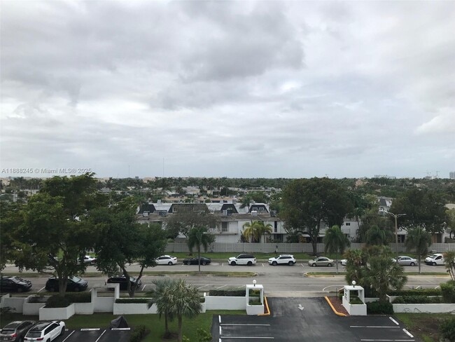 Building Photo - 1000 Parkview Dr