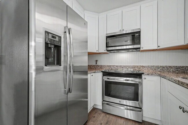 Building Photo - 16932 McKenzie Dr