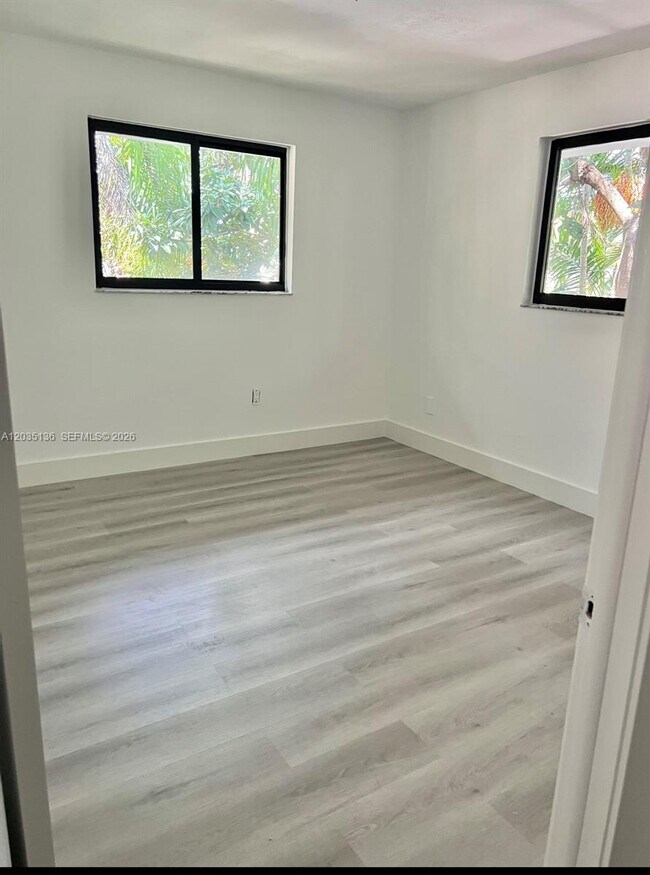 Building Photo - 325 Menores Ave