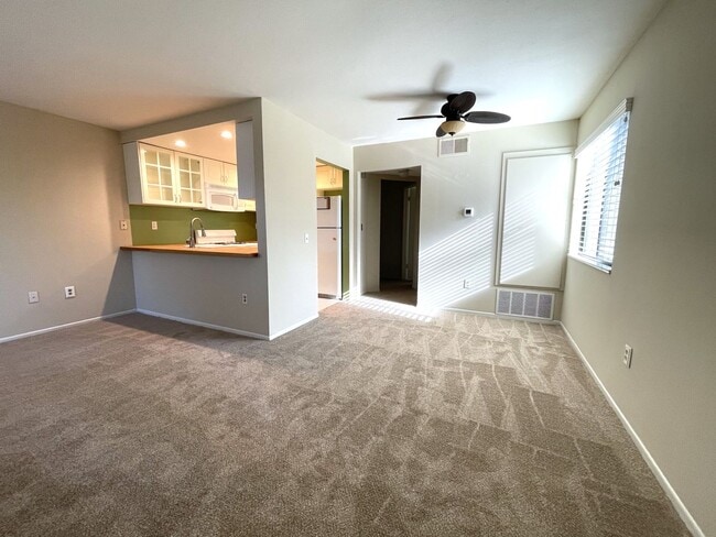 Building Photo - ***Move in Special*** Lovely Condo Available in Vista!