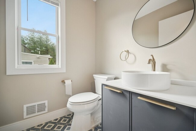 Building Photo - 134 Hillside Ave