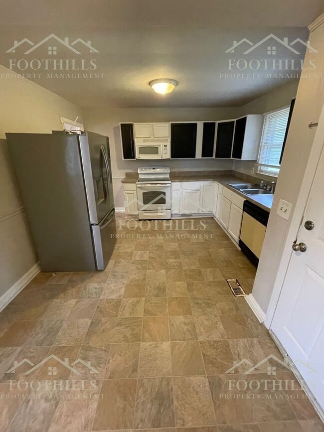 Building Photo - 3012 Cambridge Rd