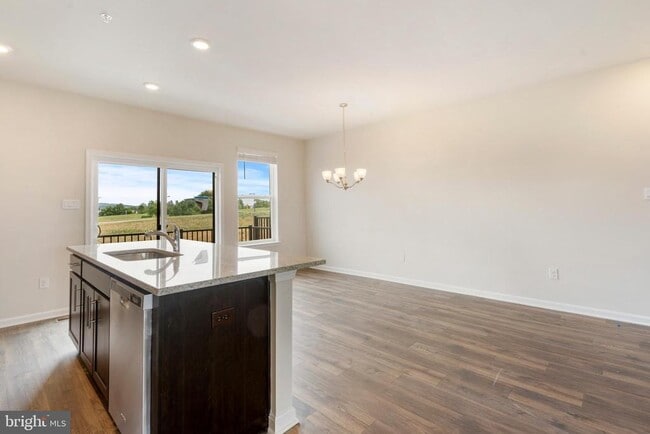 Building Photo - 572 Union St