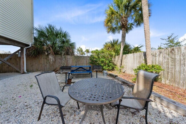 Building Photo - 1118 W Beach Blvd