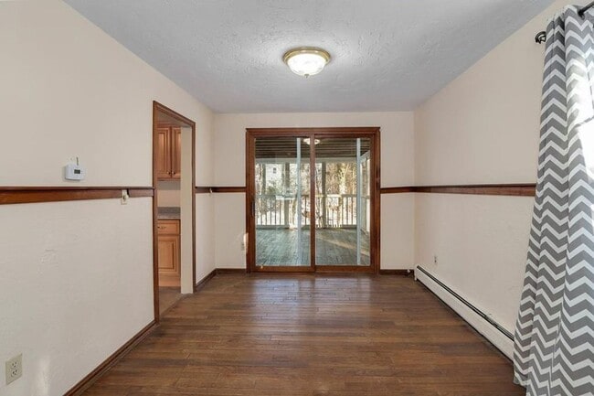 Building Photo - 25% off 1st months rent! Well maintained, 3 Bedroom single family home in lovely Westford neighbo...