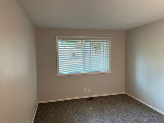 Building Photo - Updated 2 bedroom 2 bath duplex with garag...