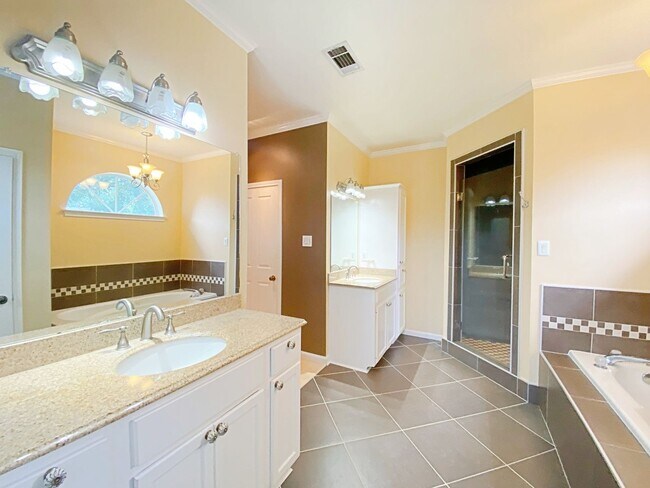 Building Photo - 4 Bedroom House Available Now in Riverbend...