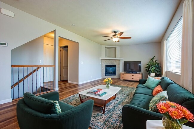 Building Photo - Extremely Spacious 3 Bedroom / 2.5 Bath Home in Bellevue!