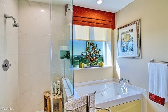 Building Photo - 3000 Oasis Grand Blvd