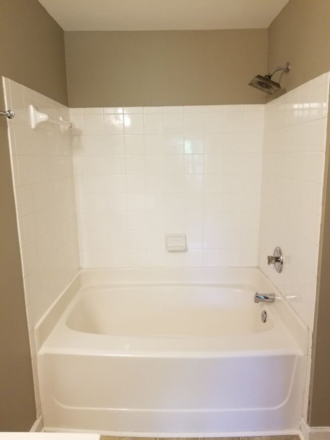 Building Photo - Move in ready close to airport BNA and I40