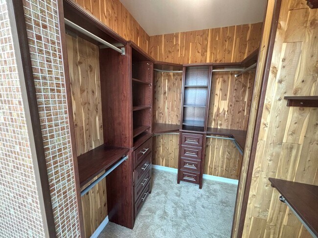 Building Photo - Downtown Luxury Condo in a Newly Renovated...