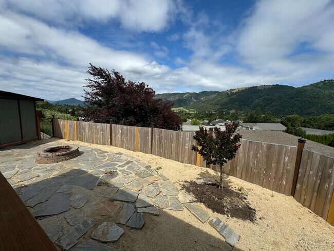 Building Photo - 3 Bedroom in Myrtle Creek