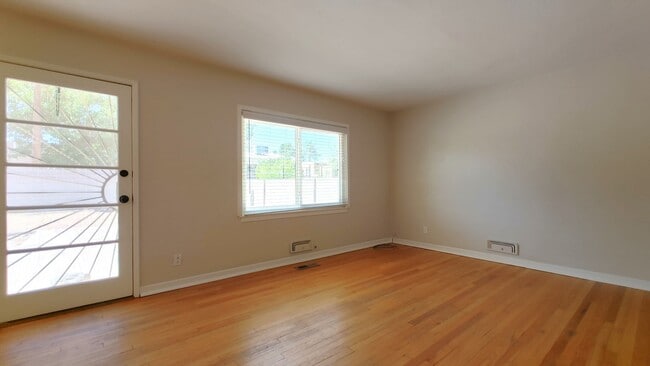 Building Photo - Charming 2 Bedroom House in the SE!