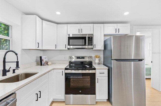 Building Photo - Modern 2-Bedroom Duplex w/ BRAND NEW Washer & Dryer – Quiet, Safe Area in Seminole Heights