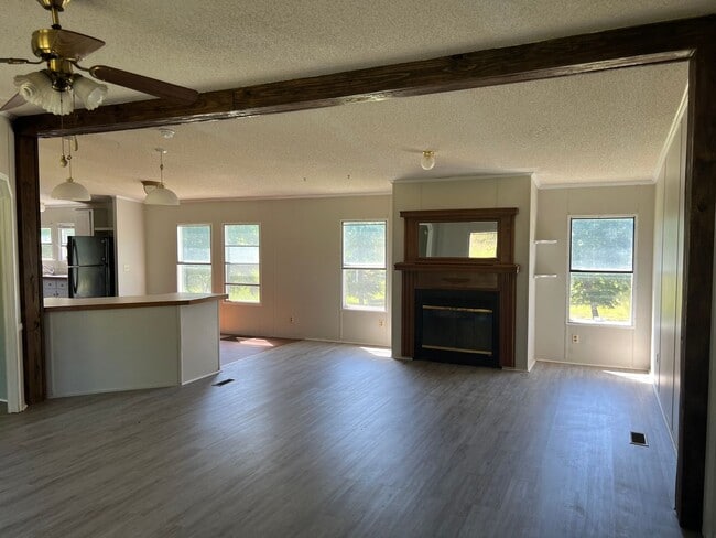 Building Photo - Nice 3 Bedroom 2 Bath Available Now! Schedule your tour and Apply today!