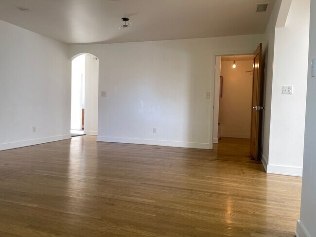 Building Photo - 477-479 Nassau Avenue
