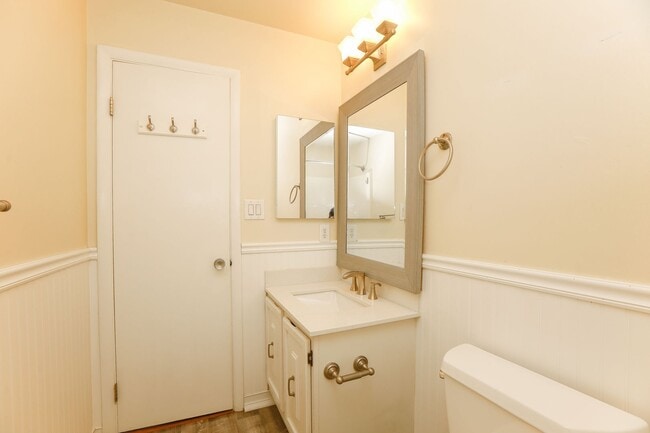 Building Photo - Spacious Townhome Move in Ready!!
