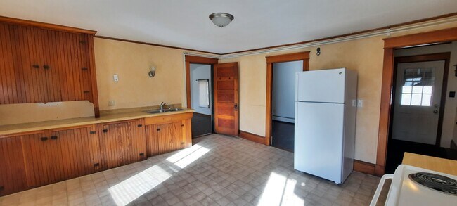 Kitchen - 1043 Stillwater Ave