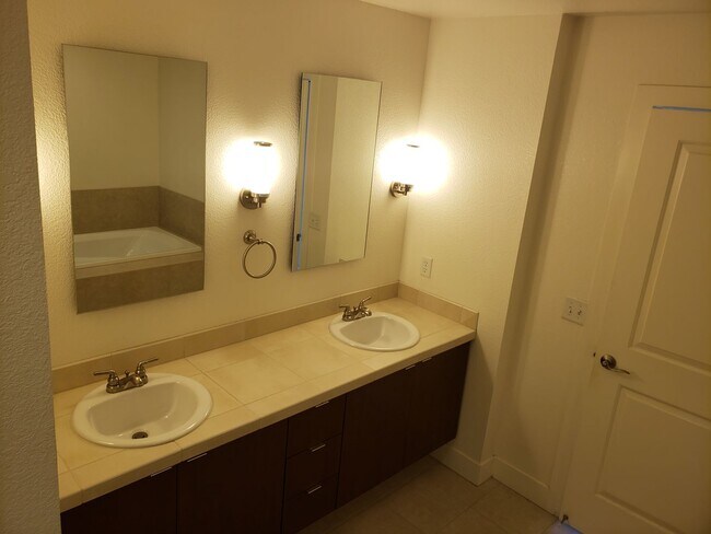 Building Photo - Beautiful 2-bed, 2-bath condo in Jefferson Park