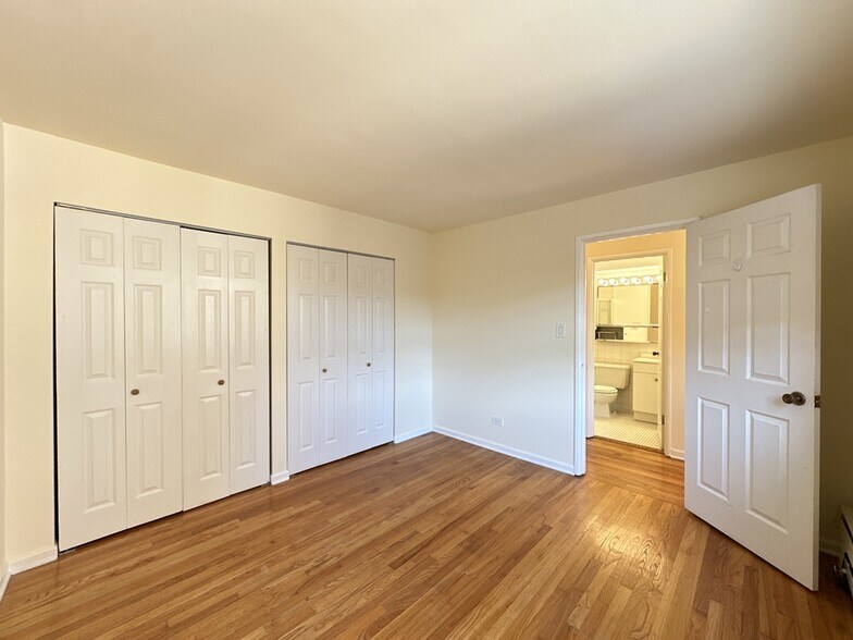 Building Photo - 665 W Wrightwood Ave