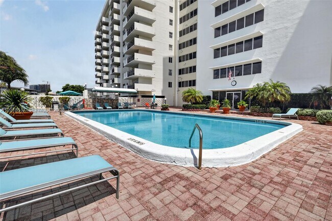 Building Photo - 401 Golden Isles Dr