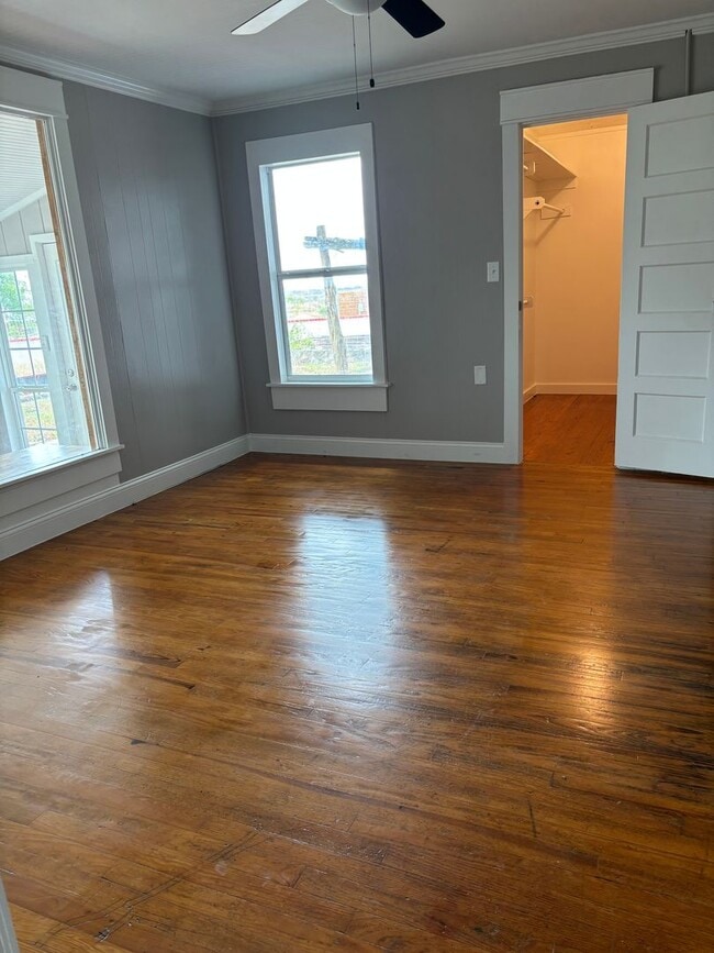 Building Photo - 1 Month Free Rent!! FarmHouse with Room for Everyone