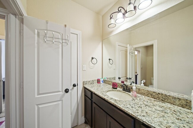 Building Photo - 2523 Crossvine Dr