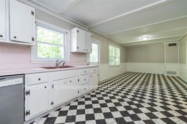 Building Photo - 206 Floral Park