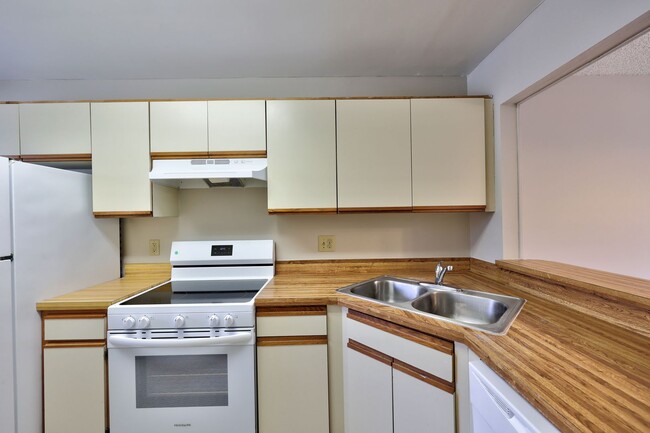 Building Photo - 3801 Crown Point Rd