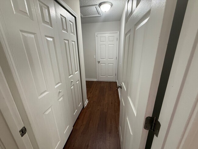 Building Photo - 5550 Oak Crossing Dr