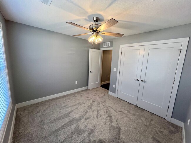 Building Photo - Modern 3 Bedroom Duplex in Irvine Acres!