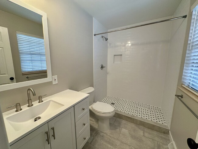 Building Photo - Newly Remodeled 3 Bed/2 Bath Home in Cherr...