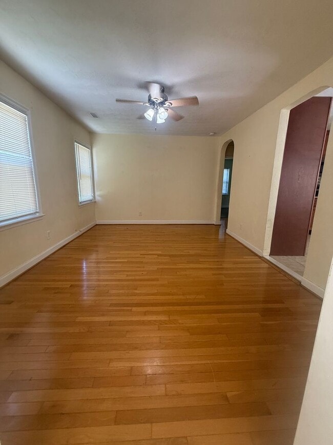 Building Photo - Cozy 2 Bed home Available Now!