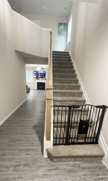 Building Photo - 232 Aimes Dr