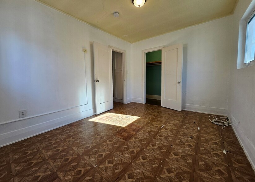 Building Photo - 2623 Hillcrest Dr