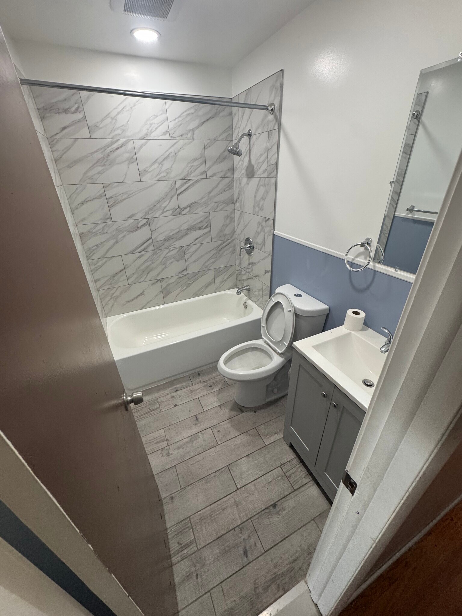 Main bathroom 1st floor - 7 Lawrence Ave