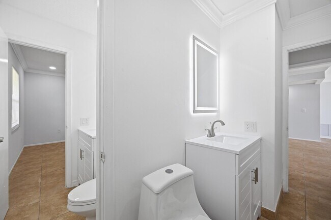 Building Photo - 226 SW Reynolds Ave